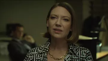 Collar de cadena de oro de Wendy Carr (Anna Torv) en Mindhunter (S01E08)