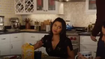 Madewell de soie noire robe coquelicot sauvage botanique porté par Rooni Schuman (Tiya Sircar) dans Alex, Inc. (S01E09)