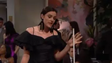 Alessandra rich Off-The-Shoulder Pleated & Ruched Silk Taffeta Butterfly Sheath Dress in Black usado por Tessa Porter (Cait Fairbanks) como se ve en The Young and the Restless 9 de septiembre de 2019