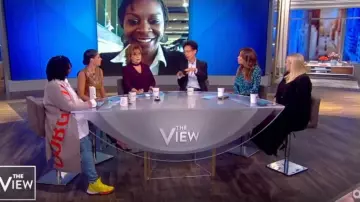 Clara Sunwoo Choker Blouse portée par Joy Behar dans l'émission The View SEPTEMBER 10, 2019