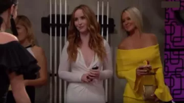 Halston manches Longues Froncé-Front de V-cou Robe en Blanc porté par Mariah Copeland (Camryn Grimes) comme on le voit sur les Jeunes et Les Agités du 9 septembre 2019 