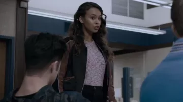 Madewell Gris pocket tee pull porté par Jessica Davis (Alisha Boe) dans les 13 Raisons pour lesquelles (S03E01)