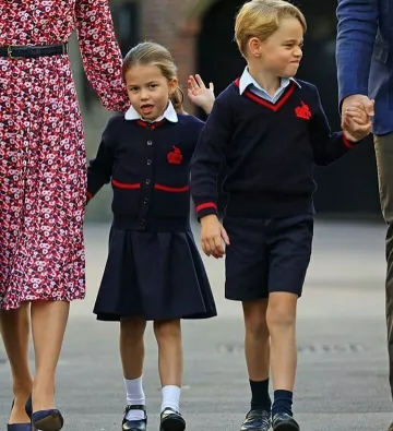 CAR-53-TOM - Cardigan con el logotipo de la escuela usado por la princesa Charlotte Primer día de clases 5 de septiembre de 2019
