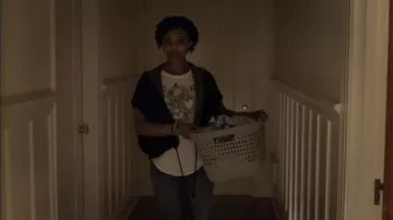 Chaser White Snakes & Roses Lust Graphic Tank usado por Ani (Grace Saif) en 13 Reasons Why (S03E02)