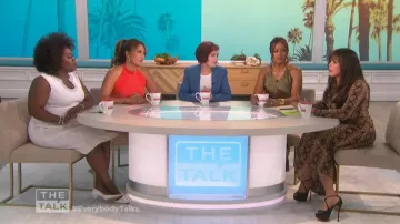 Helmut Lang Maxi vestido de satén recortado en tul de banda de goma usado por Eve en The Talk 10 de septiembre de 2019