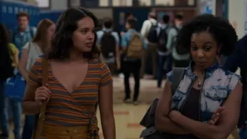 Projet Social T bailey envelopper T-Shirt porté par Jessica Davis (Alisha Boe) dans les 13 Raisons pour lesquelles (S03E03)