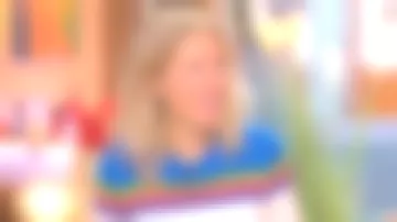 Le pull multicolore de Agathe Lecaron dans La maison des maternelles