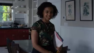 Rag and Bone Jean Camo tee porté par l'Ani (Grâce Saif) dans les 13 Raisons pour lesquelles (S03E03)