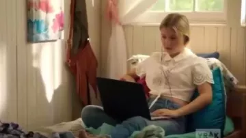 Jean Bleu usado por Raphaëlle (Claudia Bouvette) en Jérémie (S03E05)