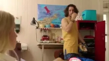 Tank top in mustard worn by Maximus (Lou-Pascal Tremblay) in Jeremiah (S03E05)