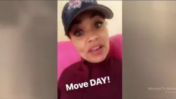 Lululemon Bourgogne Zip de sport veste portée par (Gizelle Bryant) dans Le Real Housewives de Potomac (S04E18)