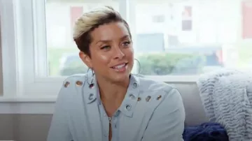 DL1961 premium denim shirt bleu porté par (Karen plus énorme) dans Le Real Housewives de Potomac (S04E18)