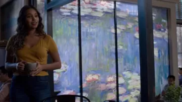 Madewell moutarde murmure coton v-neck pocket tee porté par Jessica Davis (Alisha Boe) dans les 13 Raisons pour lesquelles (S03E05)