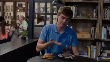 American Eagle light blue polo porté par Alex Standall (Miles Heizer) dans les 13 Raisons pour lesquelles (S03E05)