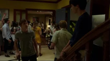American Eagle gris classic fit polo piqué porté par Alex Standall (Miles Heizer) dans les 13 Raisons pour lesquelles (S03E05)