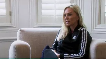 Chaqueta negra de pista Adidas usada por ella misma (Tamra Judge) en The Real Housewives of Orange County (S14E06)
