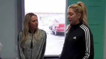 Chaqueta de pista Adidas negra usada por (Gina Kirschenheiter) en The Real Housewives of Orange County (S14E06)