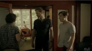 T-Shirt green khaki worn by Philippe (Jean-Nicolas Verreault) in Jeremiah S1E19