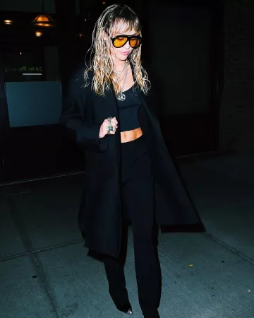 Gucci navigator lunettes de soleil avec double G porté par Miley Cyrus Avec Kaitlynn Carter 10 septembre 2019