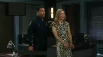 Imprimé léopard robe à paillettes porté par (Eileen Davidson) Kristen DiMera (Melissa Reeves) comme on le voit sur les Jours de Notre Vie le 11 SEPTEMBRE 2019