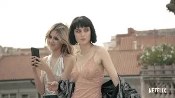 Vestido de sprangle usado por Chiara (Benedetta Porcaroli) en Baby (S02)