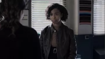 American eagle pink ribbed mock neck pullover sweater worn by Ani Achola (Grace Saif) in 13 Reasons Why (S03E07)