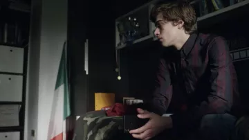 Bleu-vérifier shirt porté par Niccolò (Lorenzo Zurzolo) dans Bébé (S02E06)