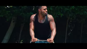 Noir t-shirt porté par Jason Derulo dans la vidéo YouTube Jason Derulo - Trop Chaud [official MUSIC VIDEO]