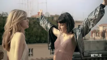 Le bombers brillant argenté de Ludovica (Alice Pagani) dans Baby (S02)