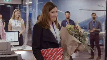 Abrigo negro usado por (Celia Pacquola) en Utopía (S04E02)