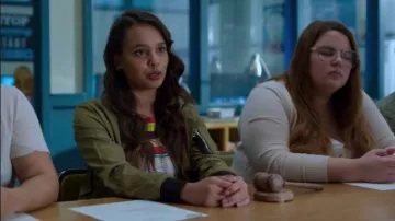 Urban Outfitters angele rayé pointelle pull tee porté par Jessica Davis (Alisha Boe) dans les 13 Raisons pour lesquelles (S03E09)