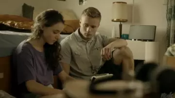 T-Shirt Purple worn by Jeremiah (Karelle Tremblay) in Jeremiah S1E19