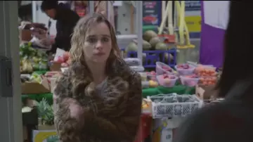 Le manteau léopard de Emilia Clarke dans LAST CHRISTMAS Official Trailer (2019) Emilia Clarke Movie