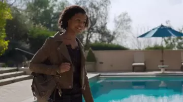 Personnes gratuit Nous gratuitement par les gens libres de chemin de fer Henley Haut porté par l'Ani Achola Grace (Saif) dans les 13 Raisons pour lesquelles (S03E10)