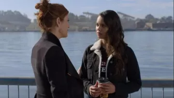 ASOS Black Denim Rétrécie Veste Polaire avec Col porté par Jessica Davis (Alisha Boe) dans les 13 Raisons pour lesquelles (S03E10)