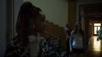 Ted Baker Short Noir porté par la Grâce Atwood (Tête de Daisy) dans la Culpabilité (S01E01)