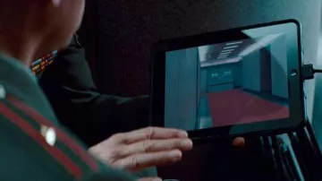 Apple iPad used by Ethan Hunt (Tom Cruise) in Mission: Impossible - Ghost Protocol