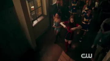 Jupe noire utilisée par Cheryl Fleur (Madelaine Petsch) à Riverdale (S04)