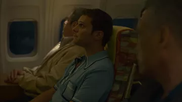 Le polo vintage de Holden Ford (Jonathan Groff) dans Mindhunter (S02E01)