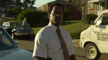 Tie orange and blue of Jim Barney (Albert Jones) in Mindhunter (S02E09)