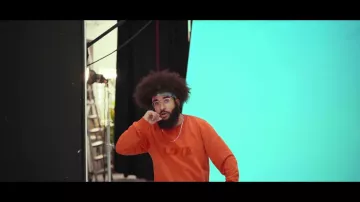 The sweat orange "LOVE" of KIKESA in KIKESA - 42 DAYS