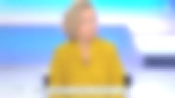 La veste en cuir ceinturée de Caroline Roux dans C dans l'air le 12.09.2019