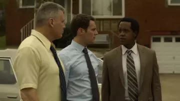 La cravate vintage marron de Jim Barney (Albert Jones) dans Mindhunter (S02E09)