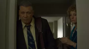 La cravate jaune et bleue de Bill Tench (Holt McCallany) dans Mindhunter (S02E07)