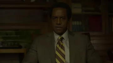 Corbata a rayas vintage de Jim Barney (Albert Jones) en Mindhunter (S02E08)