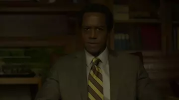 Corbata a rayas vintage de Jim Barney (Albert Jones) en Mindhunter (S02E08)