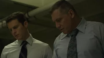 Corbata paisley vintage de Bill Tench (Holt McCallany) en Mindhunter (S01E04)