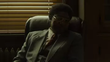 Corbata de lunares del alcalde de Atlanta, Maynard Jackson (Regi Davis) en Mindhunter (S02E08)