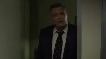 Corbata de lunares floridos de Bill Tench (Holt McCallany) en Mindhunter (S01E09)