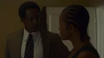 Corbata de rayas azules de Jim Barney (Albert Jones) en Mindhunter (S02E07)